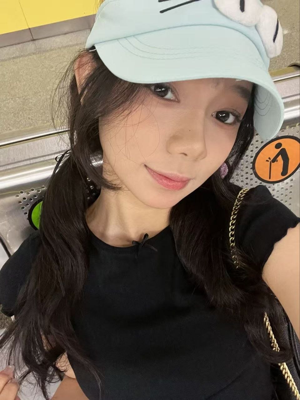 B889