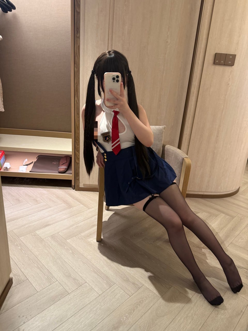 E984