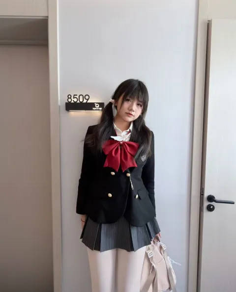 D562