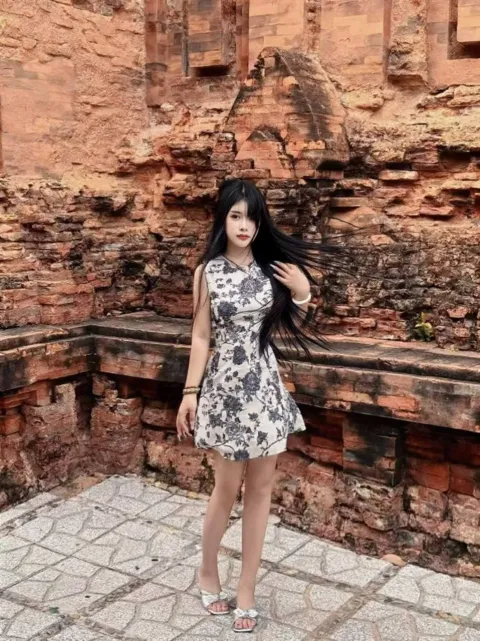 D877