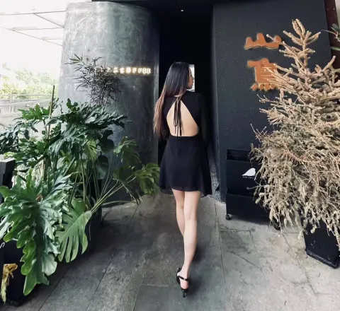 D885