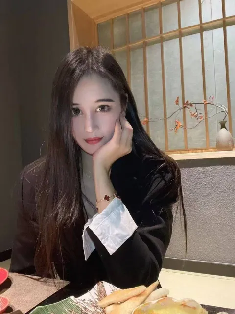 D899