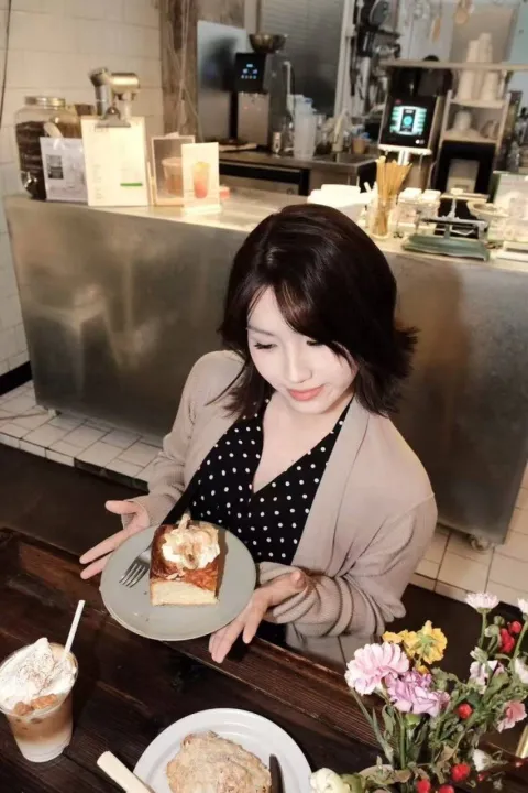 E484