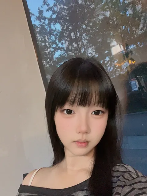 E858