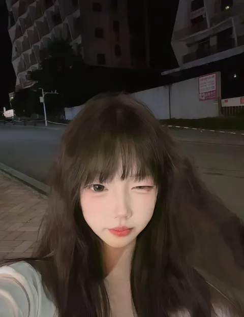 E858