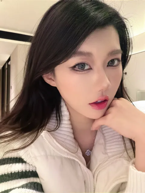 E893