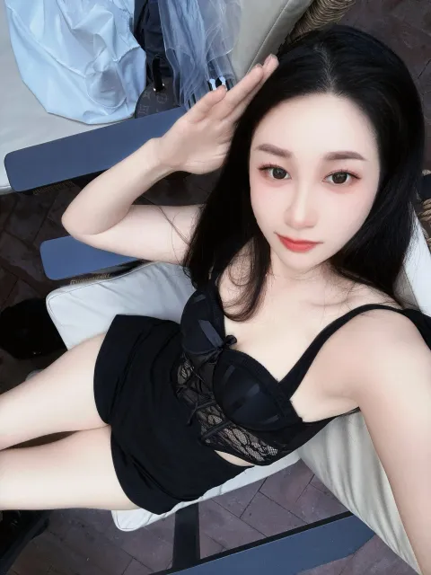 E979