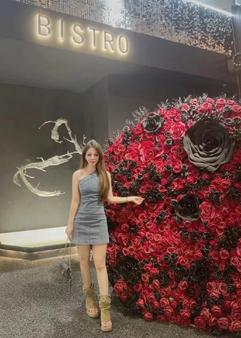 F423
