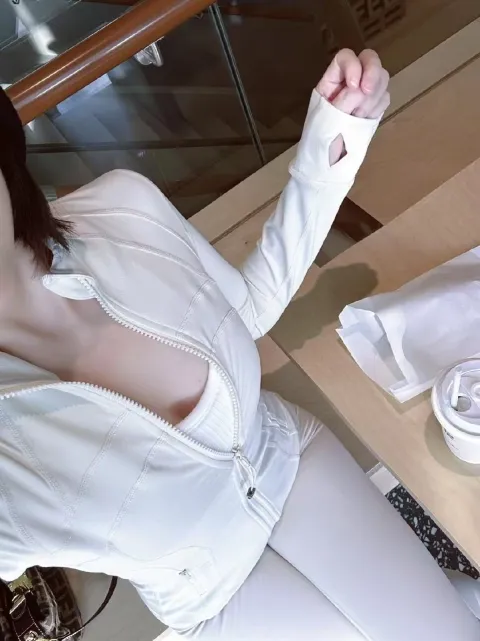 F883