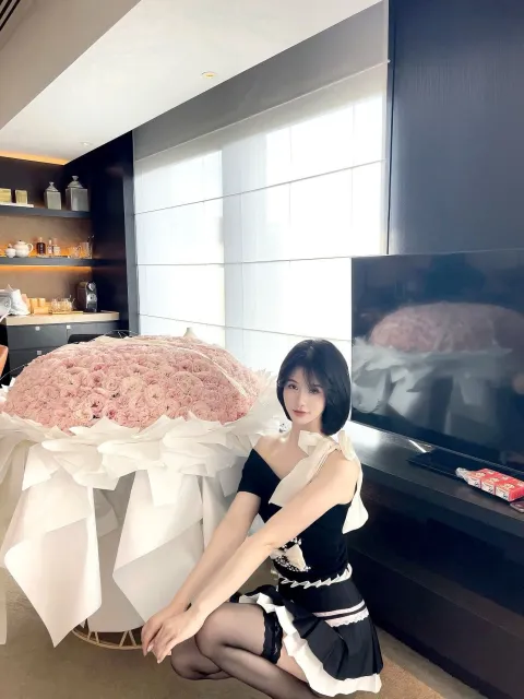 F883