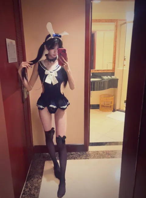 F977